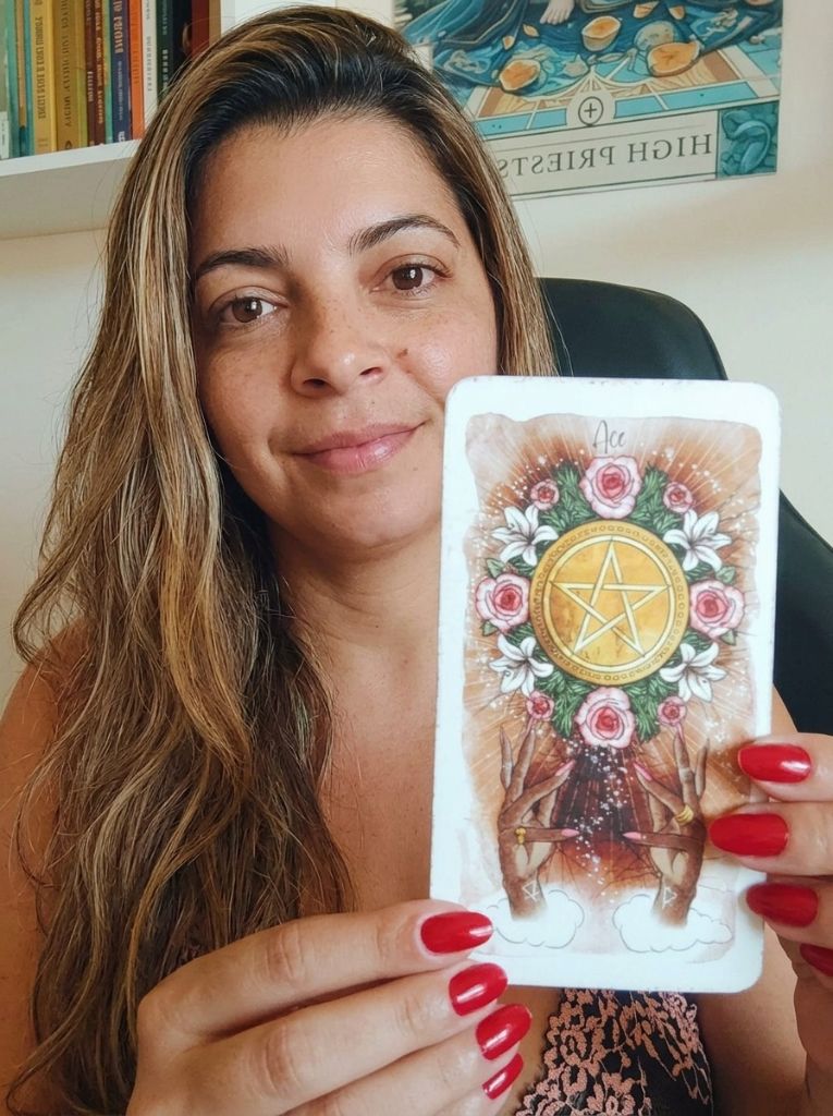 Taróloga Anastasia com carta do tarot